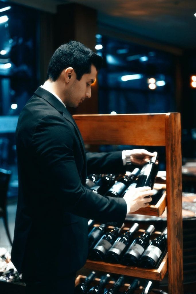 Hvorfor narsissister så ofte tyr til alkohol