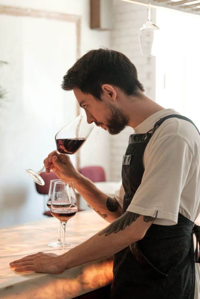 Hvorfor narsissister så ofte tyr til alkohol