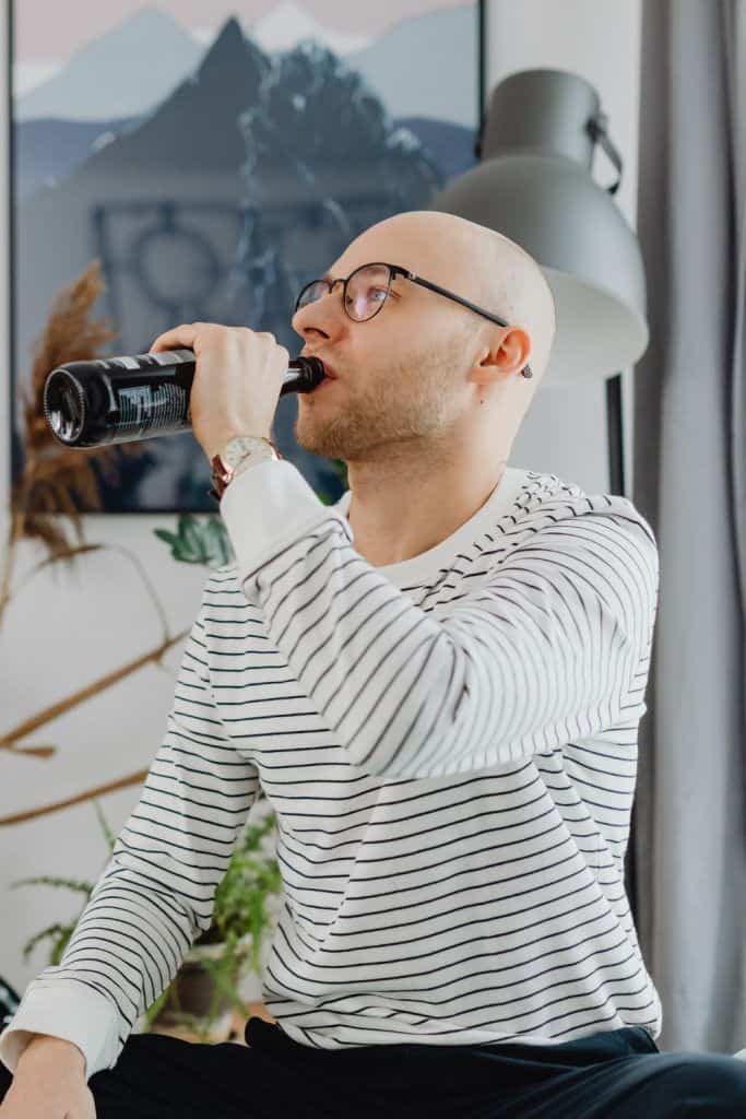 Hvorfor narsissister så ofte tyr til alkohol