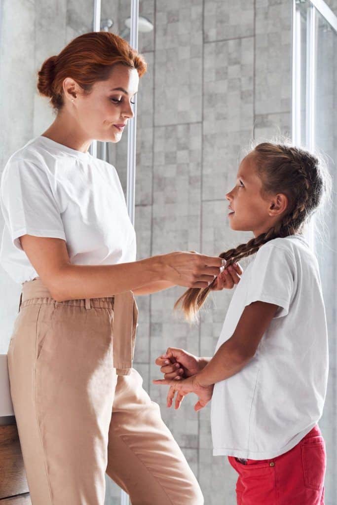 Hvorfor narsissistiske mødre bruker døtrenes hår som et våpen