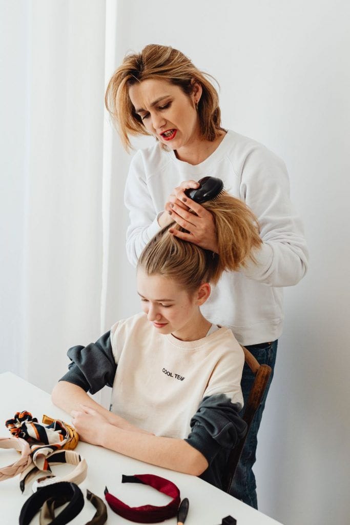 Hvorfor narsissistiske mødre bruker døtrenes hår som et våpen