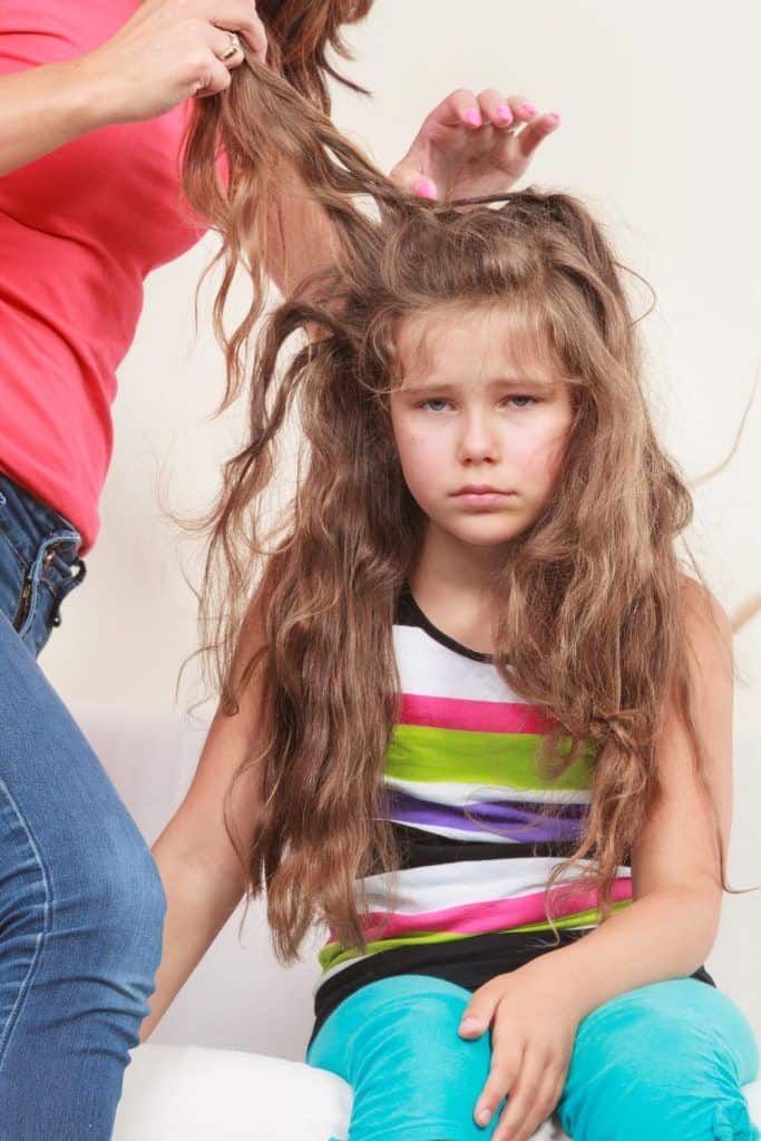 Hvorfor narsissistiske mødre bruker døtrenes hår som et våpen