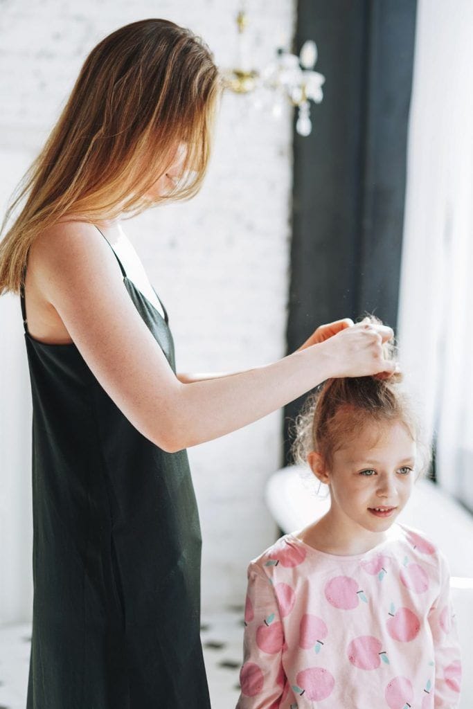 Hvorfor narsissistiske mødre bruker døtrenes hår som et våpen