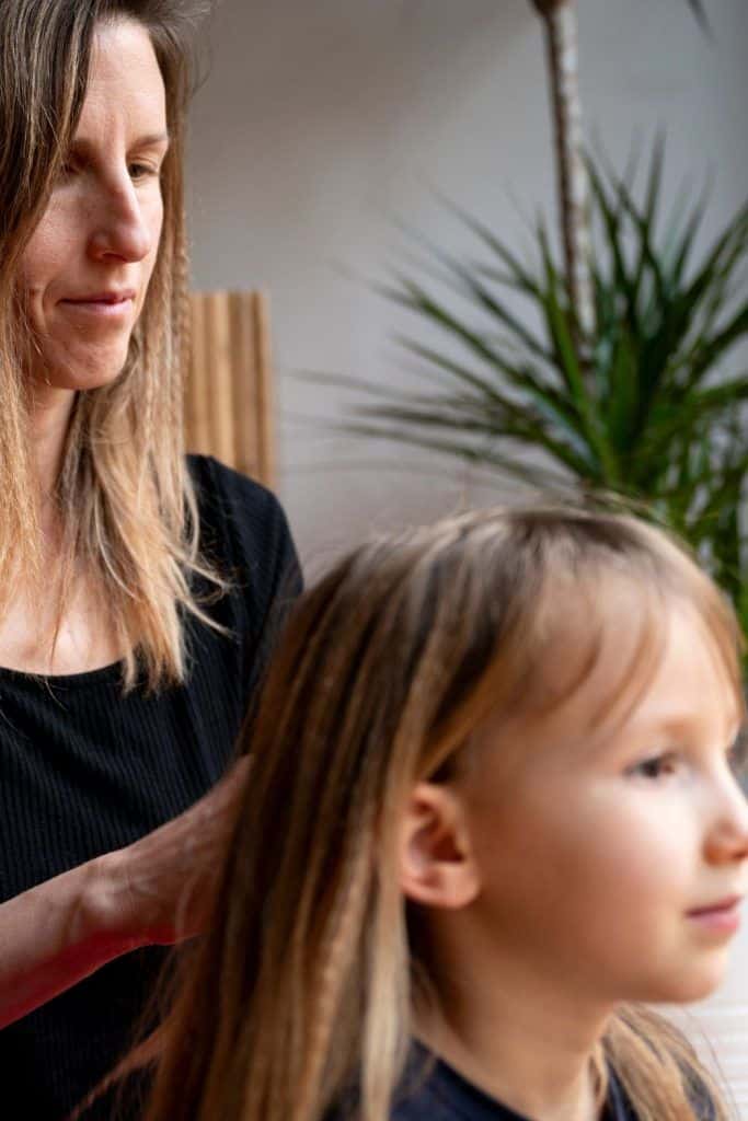 Hvorfor narsissistiske mødre bruker døtrenes hår som et våpen