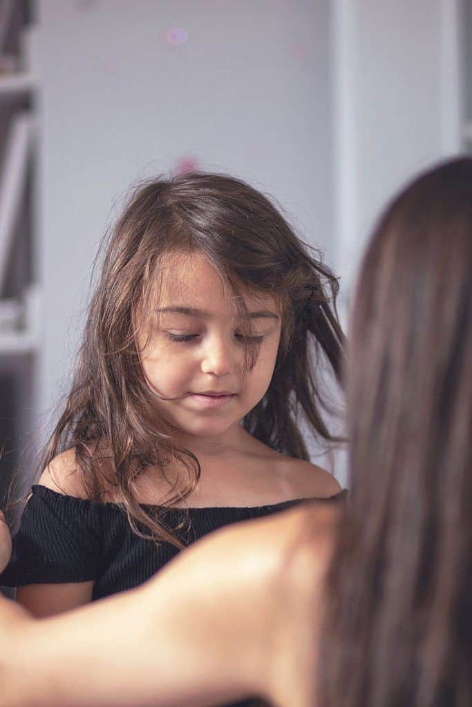 Hvorfor narsissistiske mødre bruker døtrenes hår som et våpen