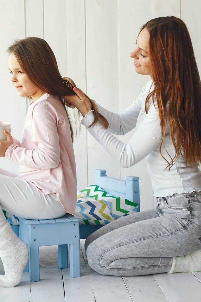 Hvorfor narsissistiske mødre bruker døtrenes hår som et våpen