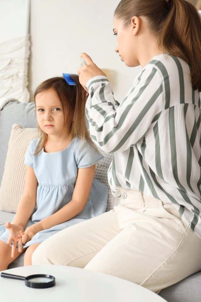 Hvorfor narsissistiske mødre bruker døtrenes hår som et våpen