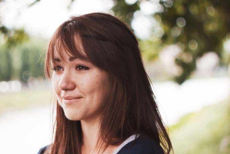 Emotionales Porträt der schönen Brünette