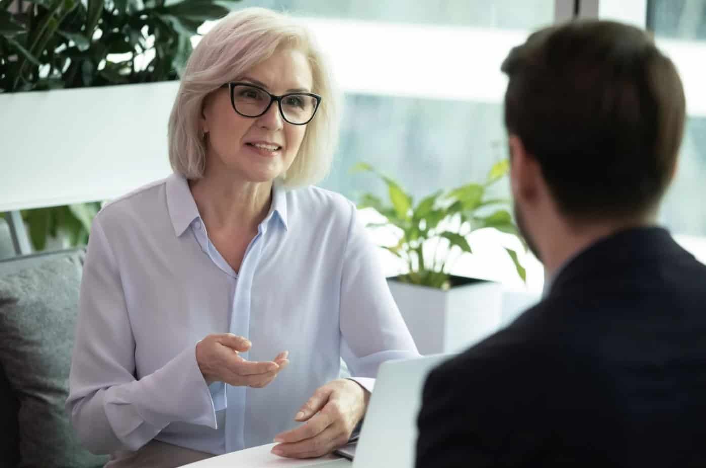 aletere frau im gespraech