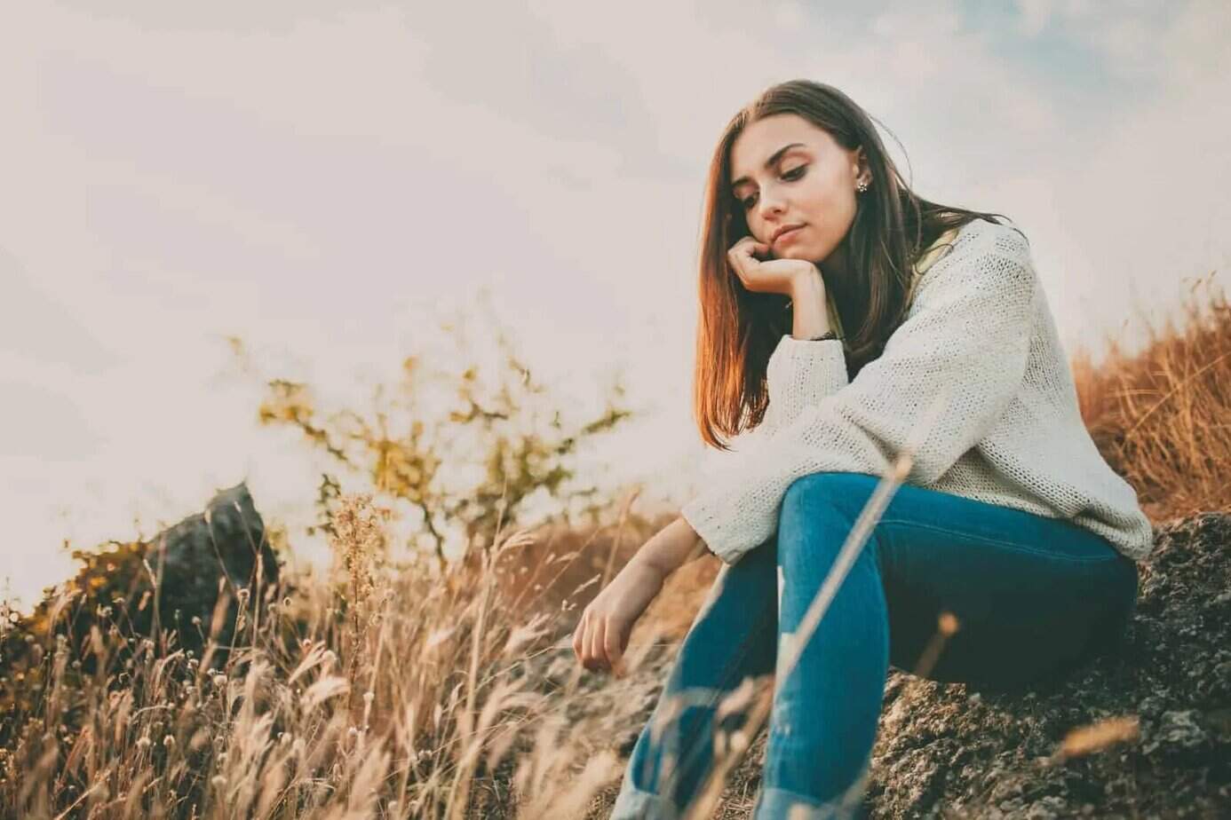 Ein trauriges Mädchen beobachtet die Ohren