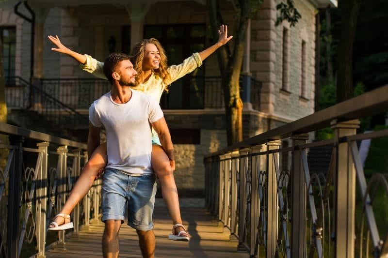 Ingenting vil kunne holde ham borte fra deg hvis han virkelig vil ha deg Ein schönes junges Paar freut sich auf einen schönen sonnigen Tag