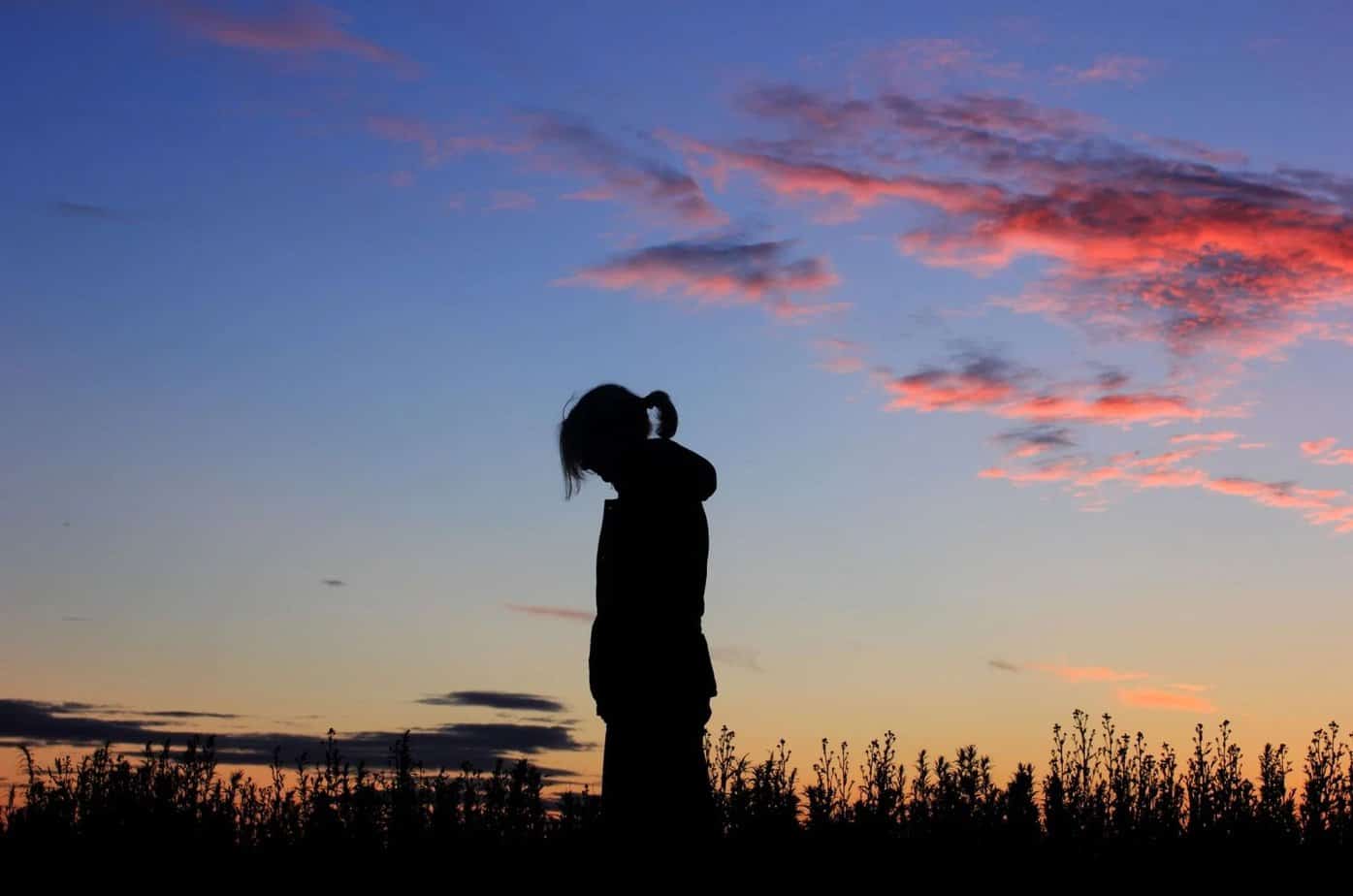 Jeg dro - ikke fordi jeg ville, men fordi du ikke visste hvordan du skulle elske Silhouette einer traurigen Frau