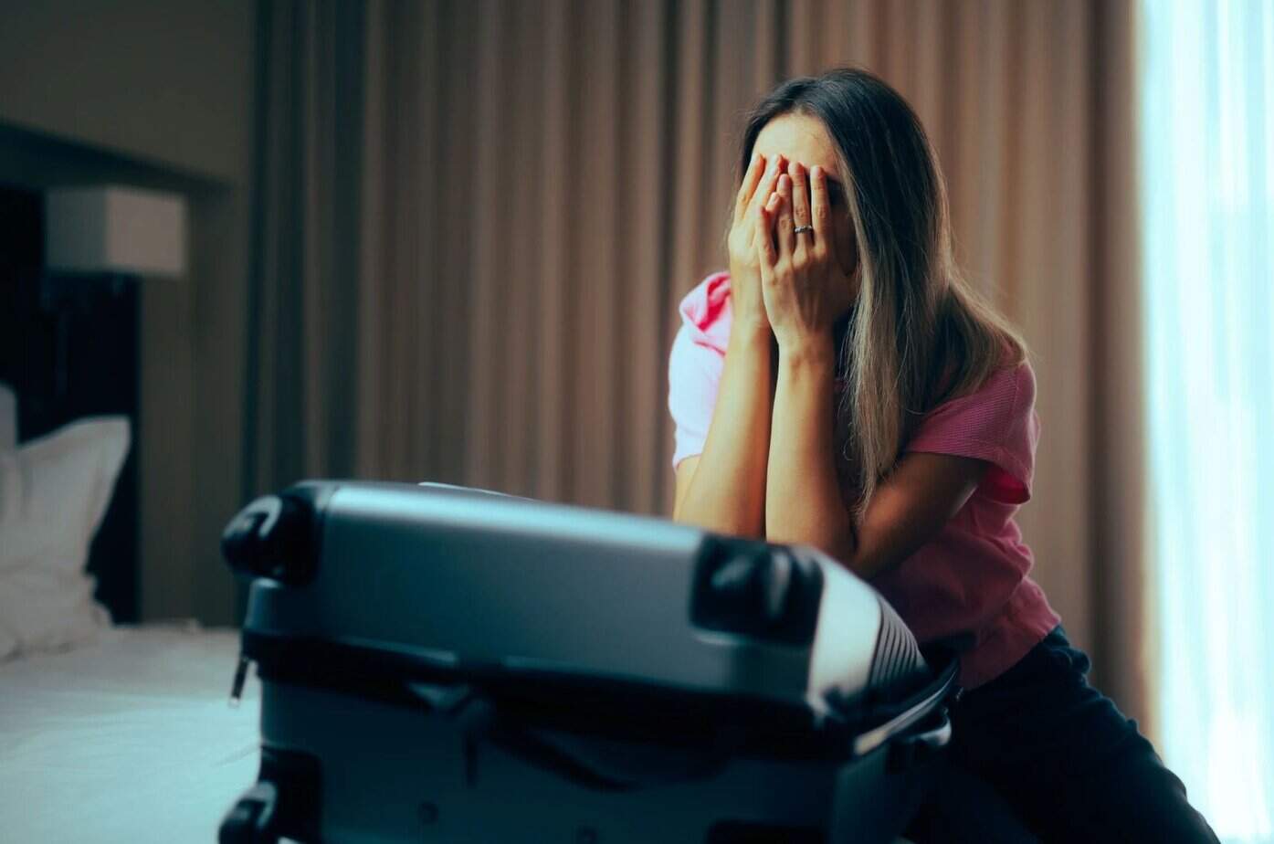 Jeg dro - ikke fordi jeg ville, men fordi du ikke visste hvordan du skulle elske unglueckliche Frau mit Gepaeck