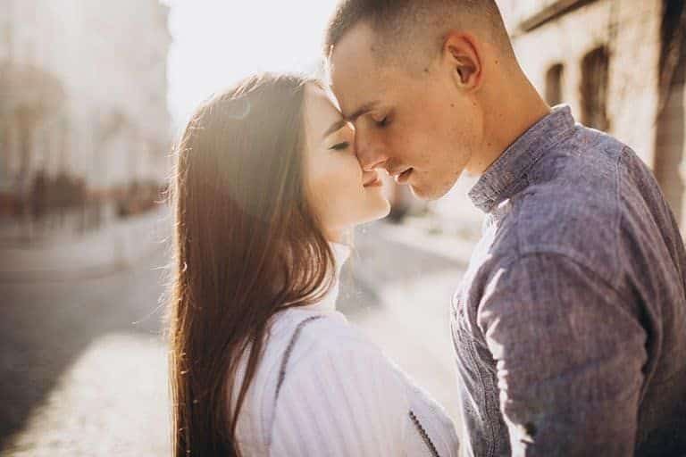 ein paar küssen sich auf der straße