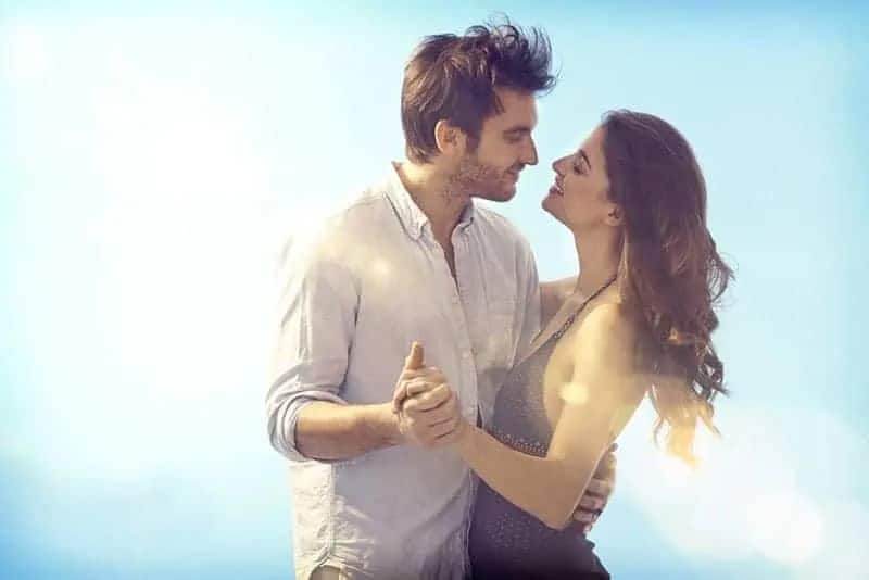 glückliches Paar tanzen