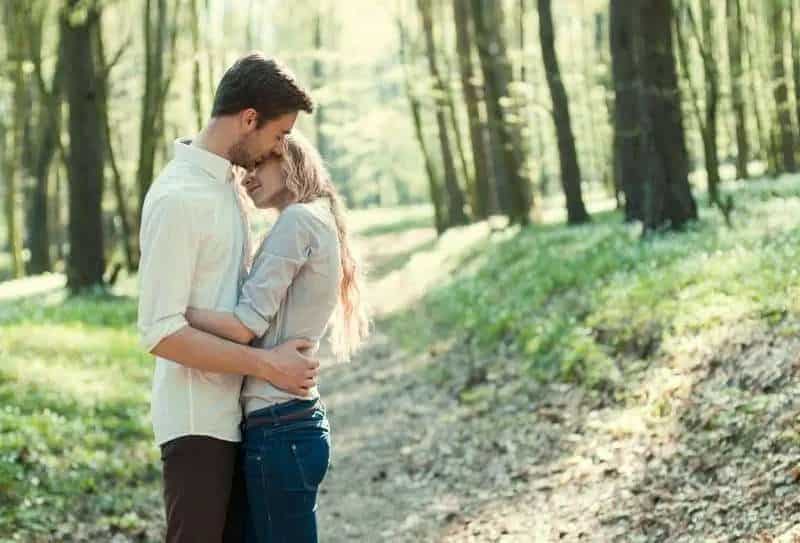 Paar im Wald