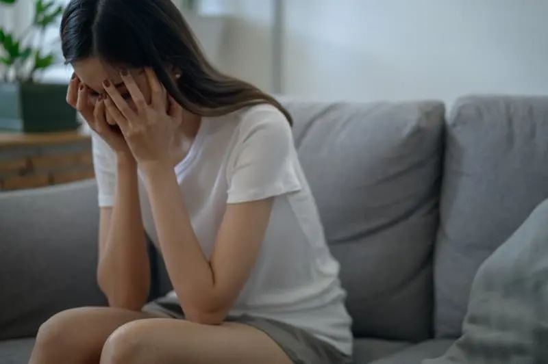 Jeg vil ikke ha deg tilbake lenger ein trauriges junges Mädchen, das sich verärgert fühlt