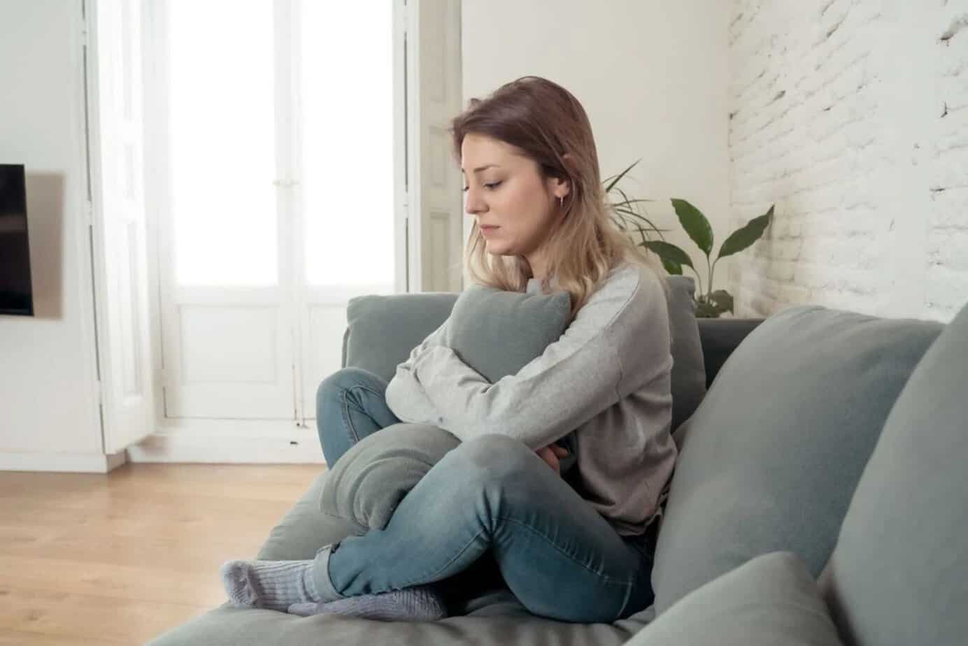 depressive Frau auf der Couch