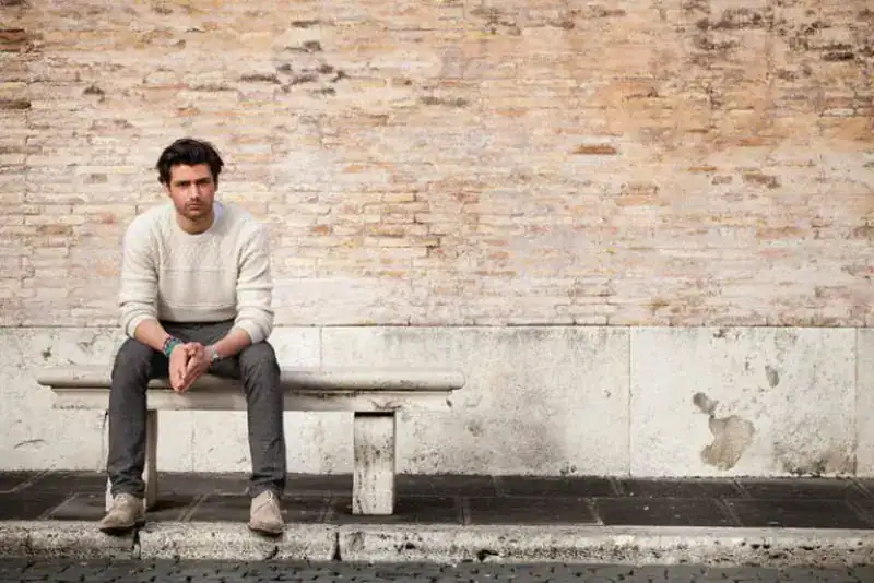 Mann allein auf der Bank(1)