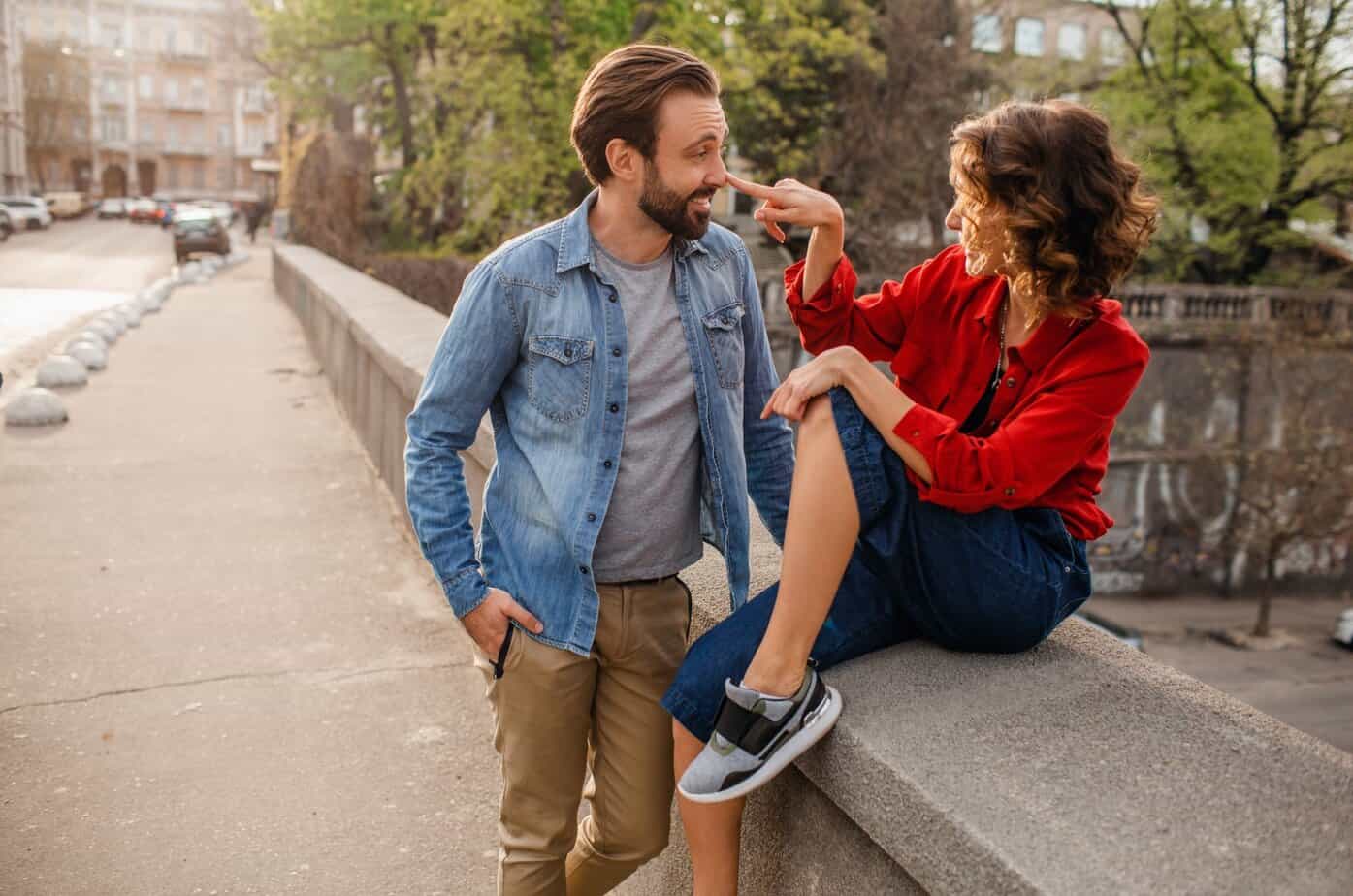 Mann flirtet mit Frau