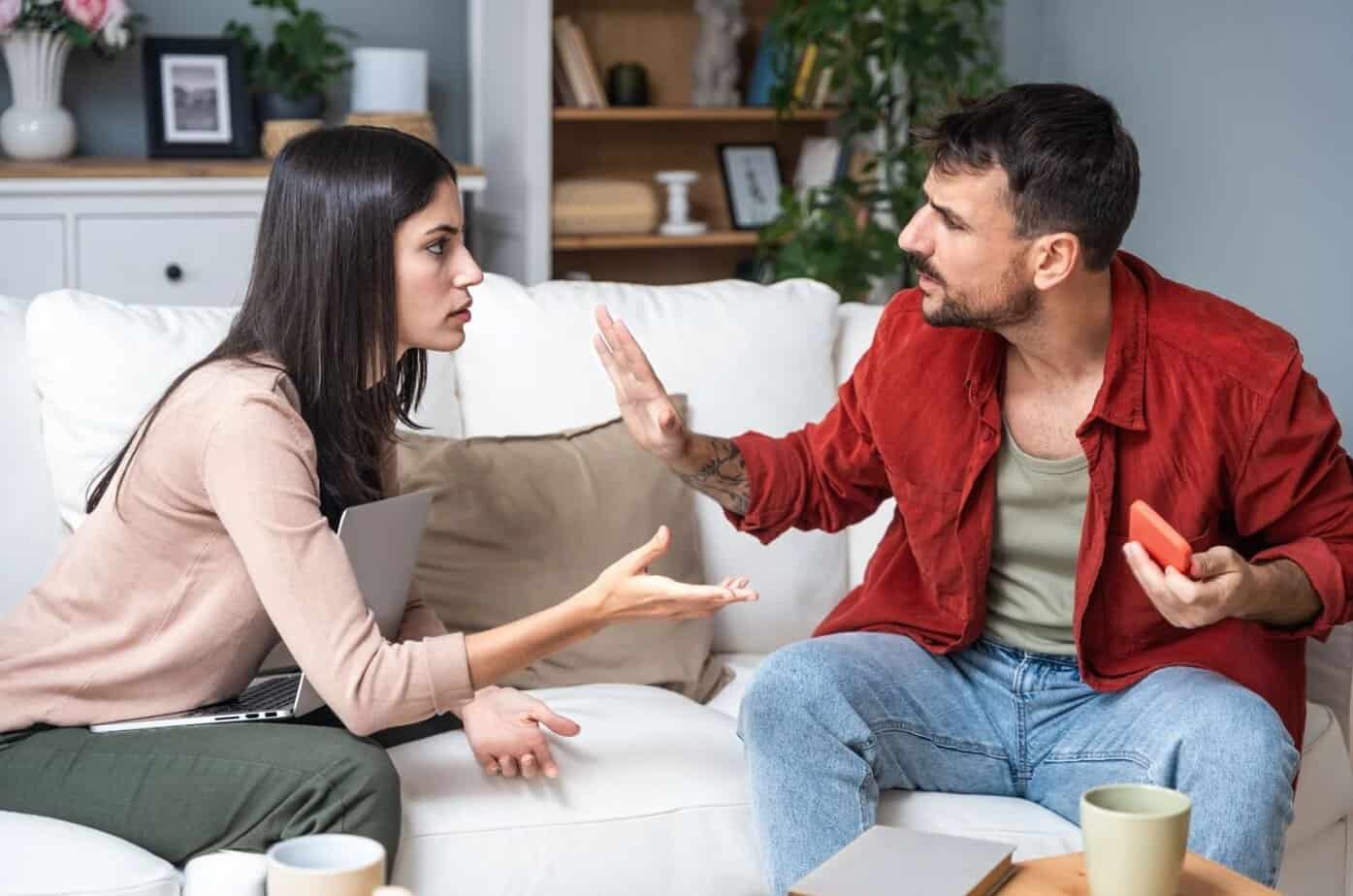 Paar streitet auf der Couch