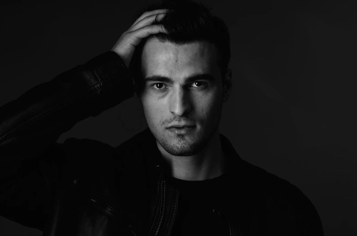 mann in weiss und schwarz