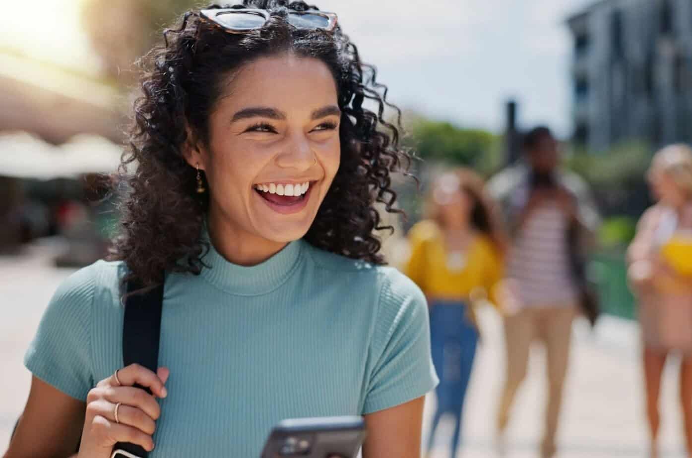 glueckliche Frau auf der Strasse