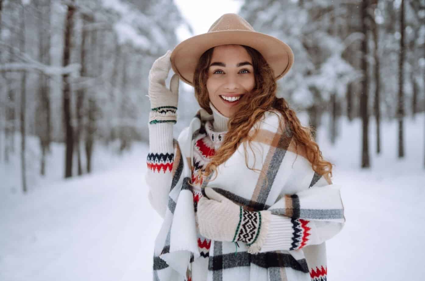 frau mit hut im schnee