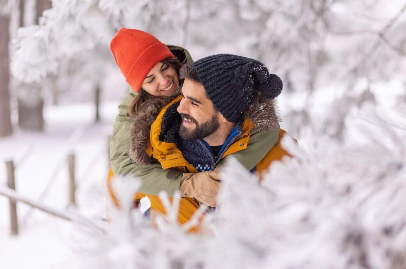 paar im schnee verliebt