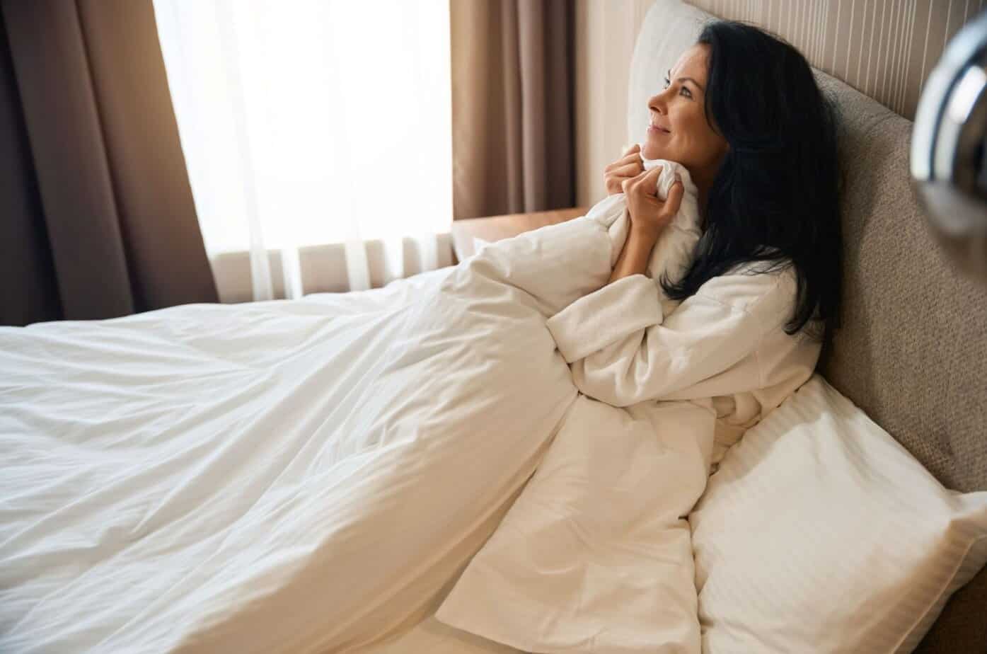 frau eingekuschelt im bett