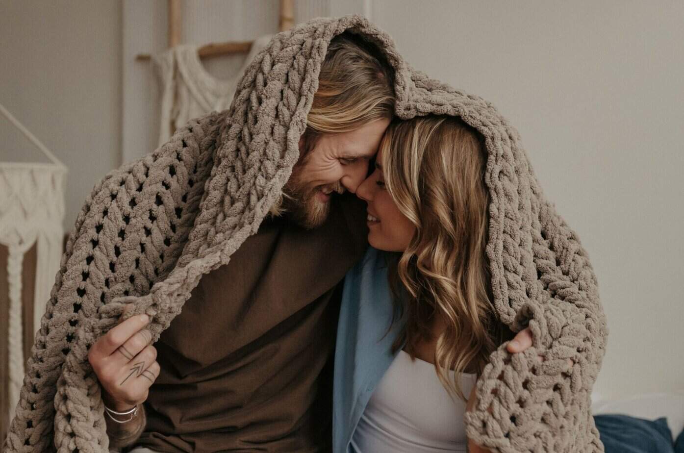 paar unter einer decke