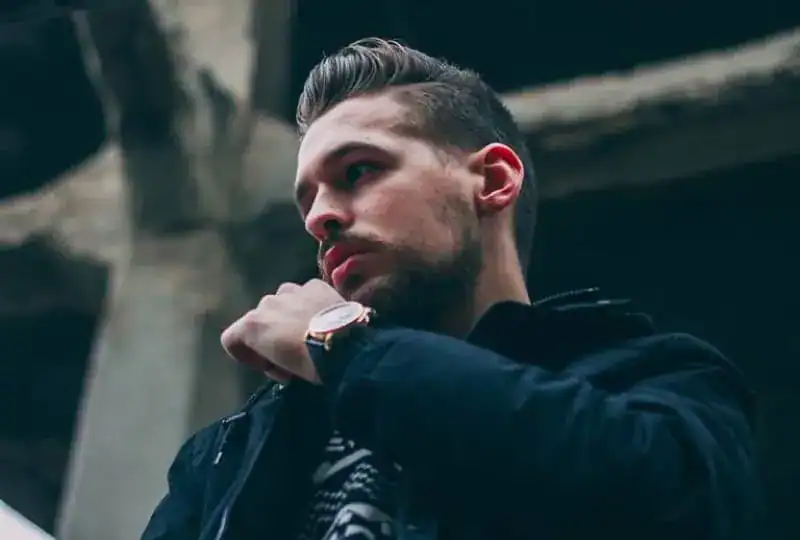 ein imaginärer gutaussehender Mann schaut weg(1)