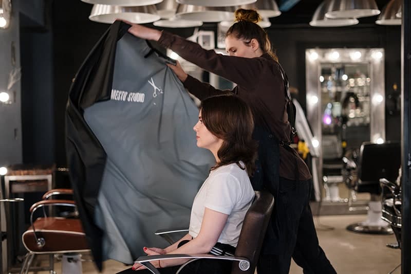 eine Frau mit einem Haarschnitt bei Hairsaloon