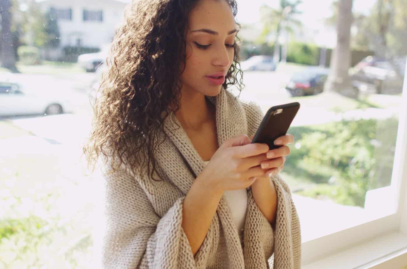 frau antwortet auf sms