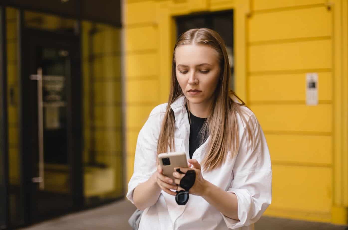 frau sieht aufs handy