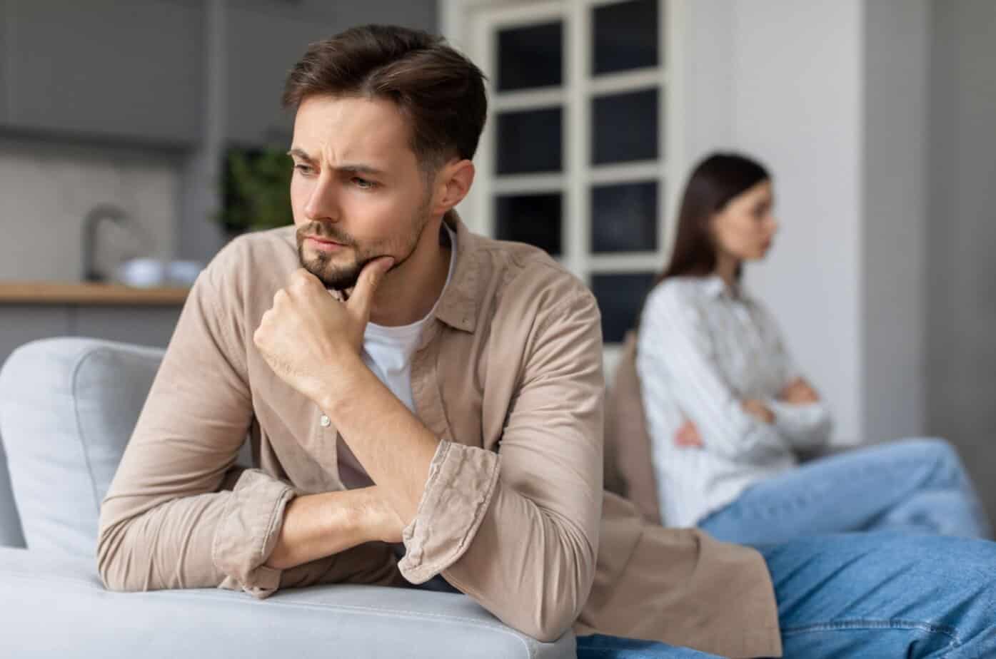 5 sjokkerende taktikker som narsissister bruker for å kontrollere partnerne sine paar mit ruecken zu einander