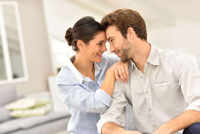 süßes Paar schaut in die Augen