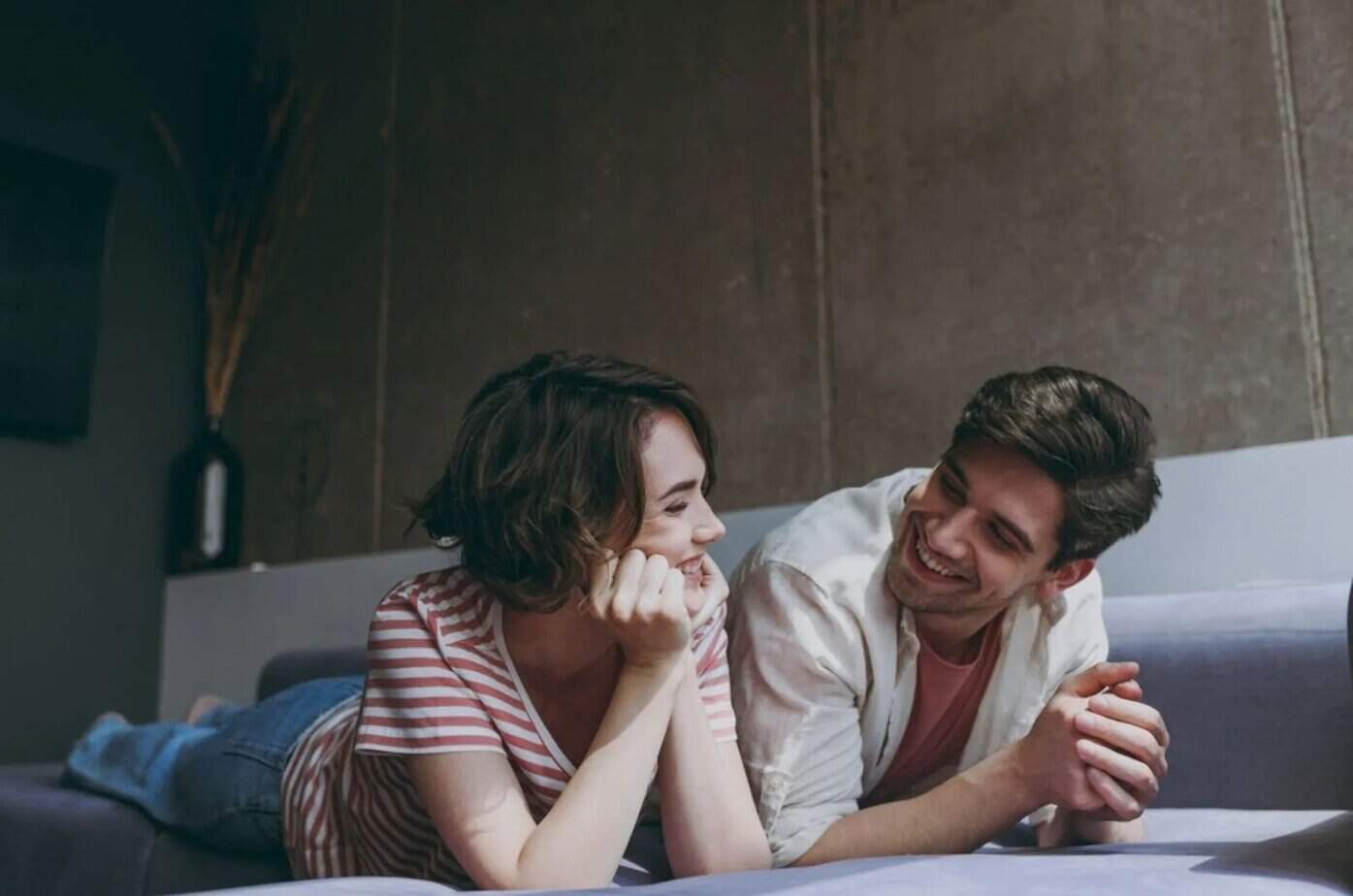Lächelndes Paar, das auf dem Bett liegt