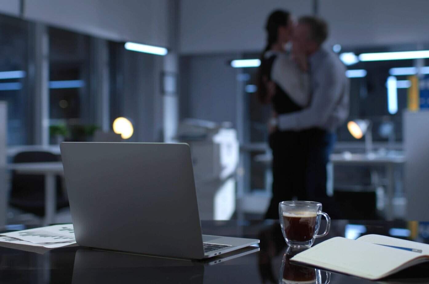 mann und frau kuessen sich