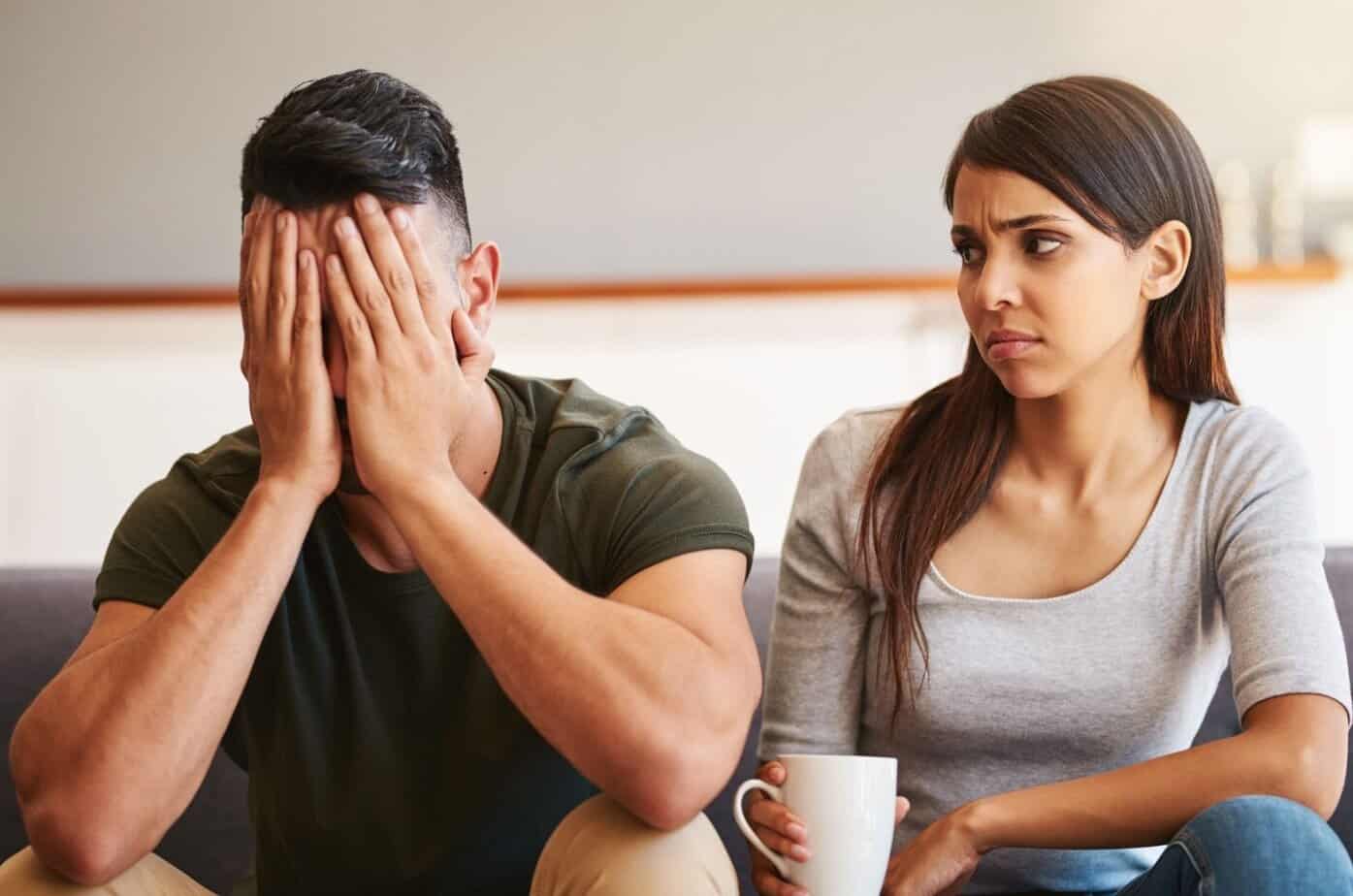 mann und frau haben probleme wegen affaere