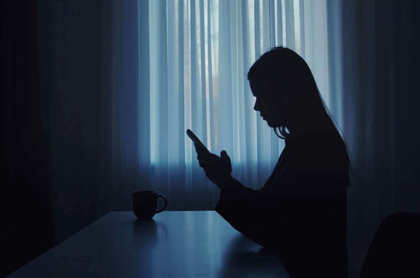 frau in der dunkelheit