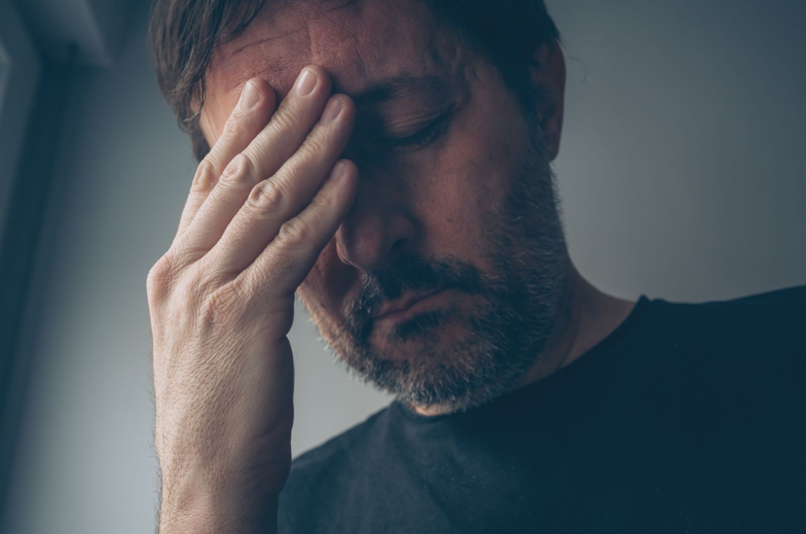 mann traurig wegen frau