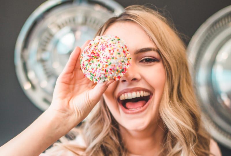 8 kjennetegn ved en uforglemmelig kvinne glückliches Mädchen mit einem Kuchen in der Hand