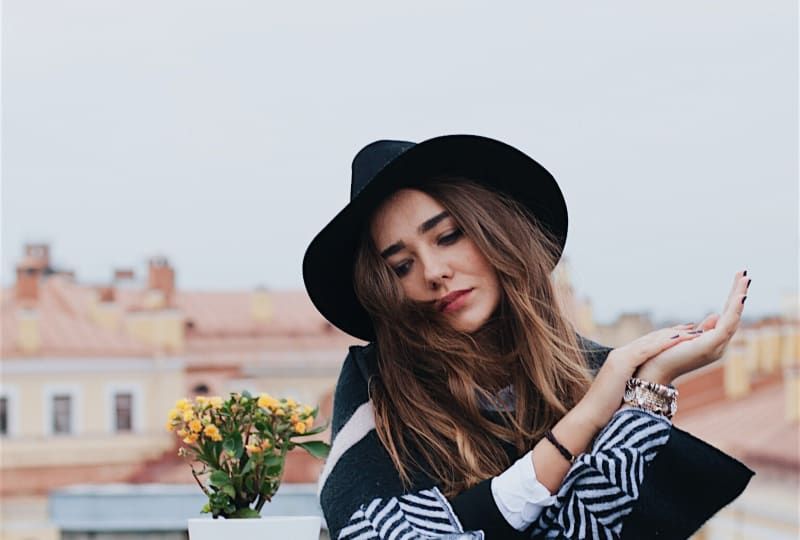 8 kjennetegn ved en uforglemmelig kvinne Das traurige Mädchen sitzt alleine