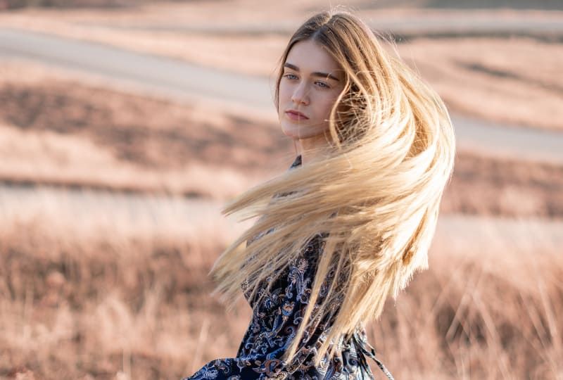 8 kjennetegn ved en uforglemmelig kvinne ein langhaariges Mädchen auf einem Feld