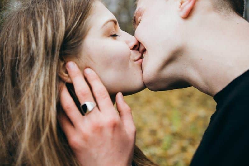 8 tegn på at du er i et midlertidig forhold ein paar küssen sich im herbstwald