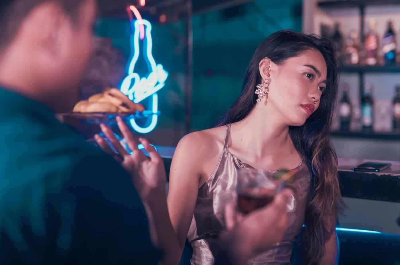 Frau weist einen Mann zurueck