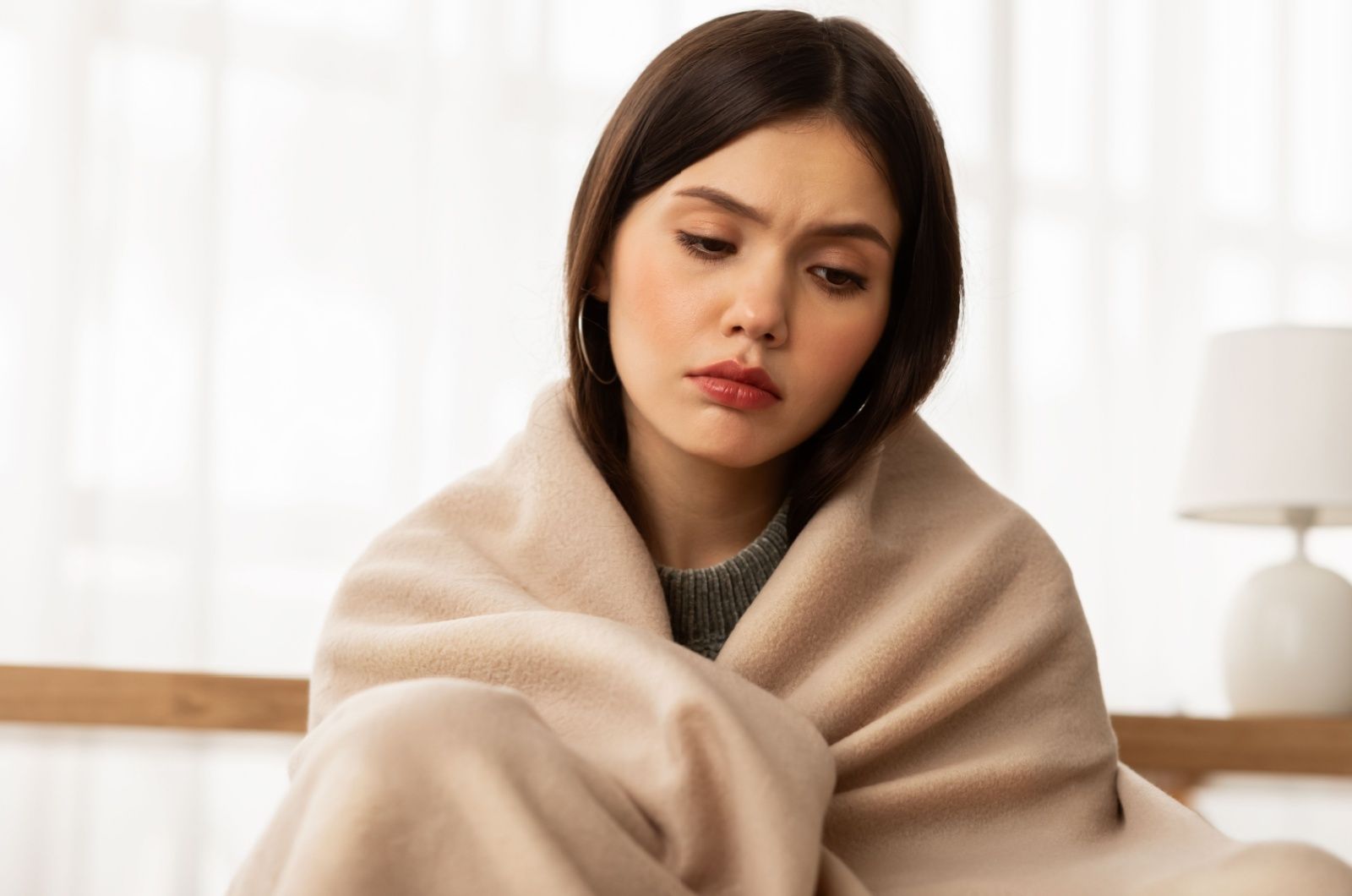 Å slå opp med en narsissist: hvordan du kan beskytte deg mot følelsesmessig kollaps traurige frau gruebelt