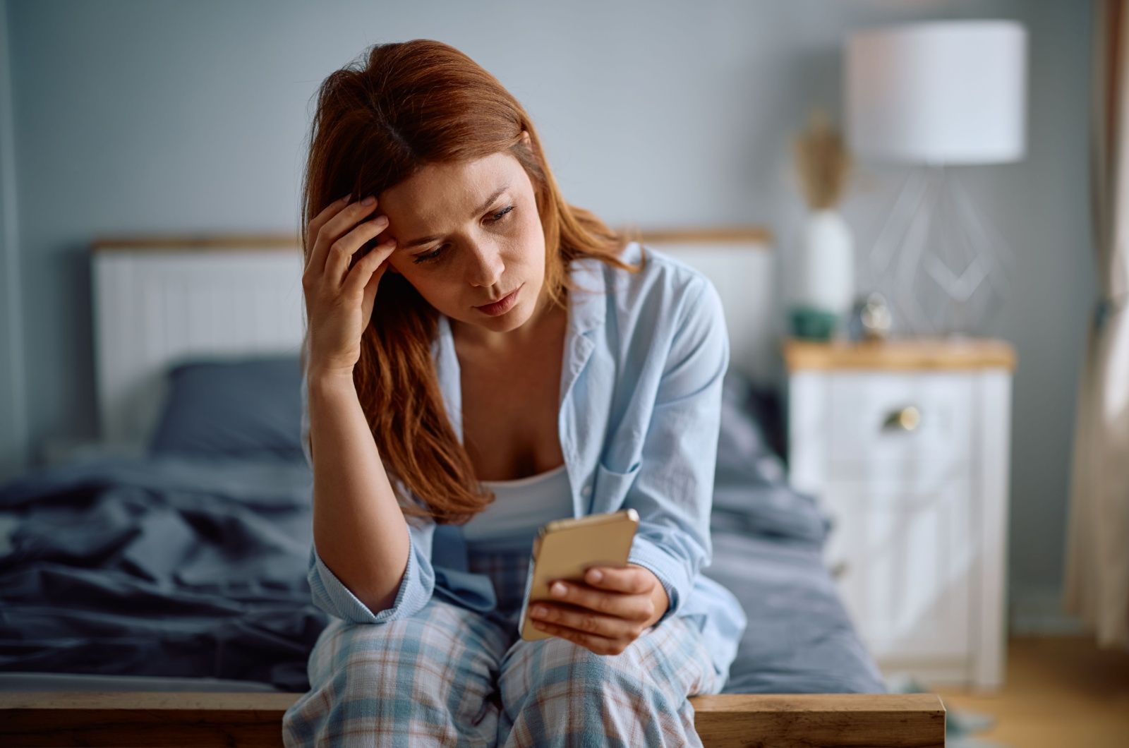 Å slå opp med en narsissist: hvordan du kan beskytte deg mot følelsesmessig kollaps frau liest nachricht am bett