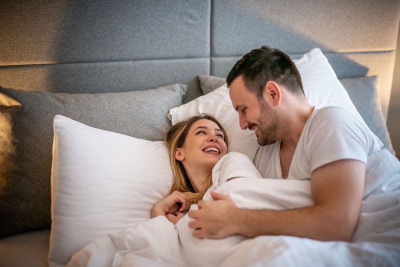 De 8 beste tegnene på at du er drømmejenta hans Das glückliche Paar liegt im Bett